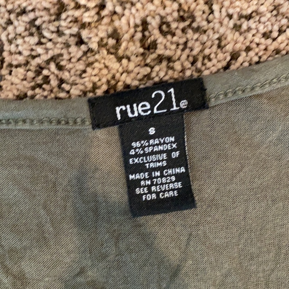 FIVE tops various brands - Picture 4 of 7